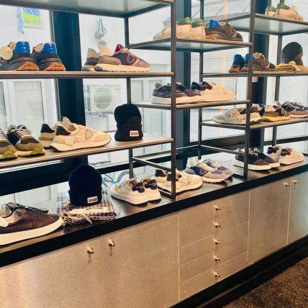 Die neuen Sneaker von Philippe Model stehen im Regal und warten auf euch 😎